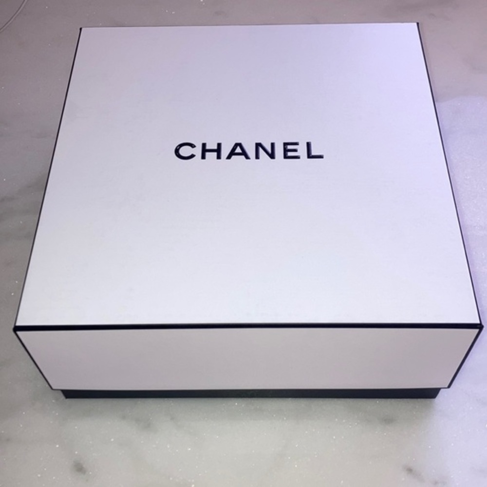 Chanel Gift Box - Picture 2 of 4